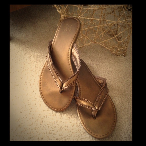 🌟Bronze Frilly Flip Flops 🌟