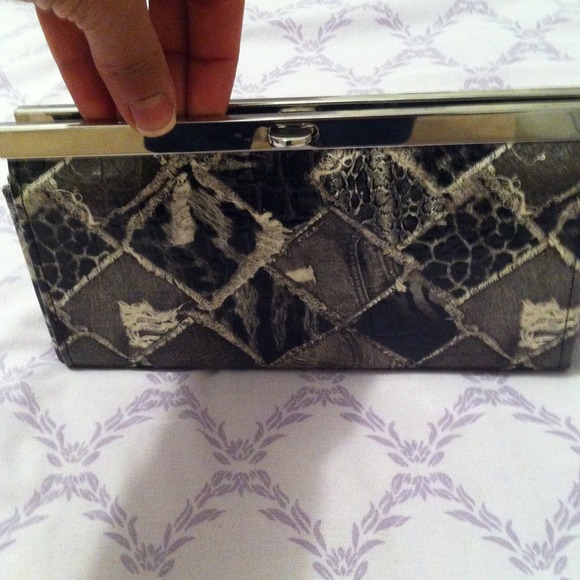 REDUCED Brand NEW authentic bebe clutch - Picture 2 of 4