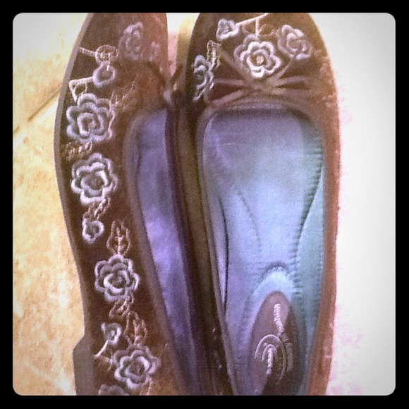 •• SOLD! •• Great velvet flats