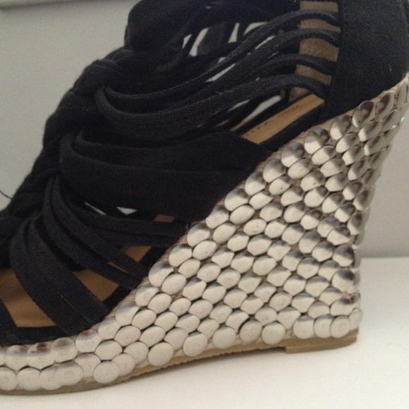 WETSEAL Studded Wedges - Picture 3 of 4