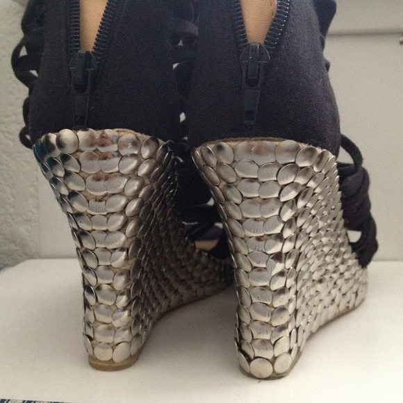 WETSEAL Studded Wedges - Picture 4 of 4