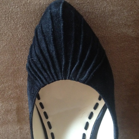 Black suede shoes with alligator wedge heel - Picture 2 of 4