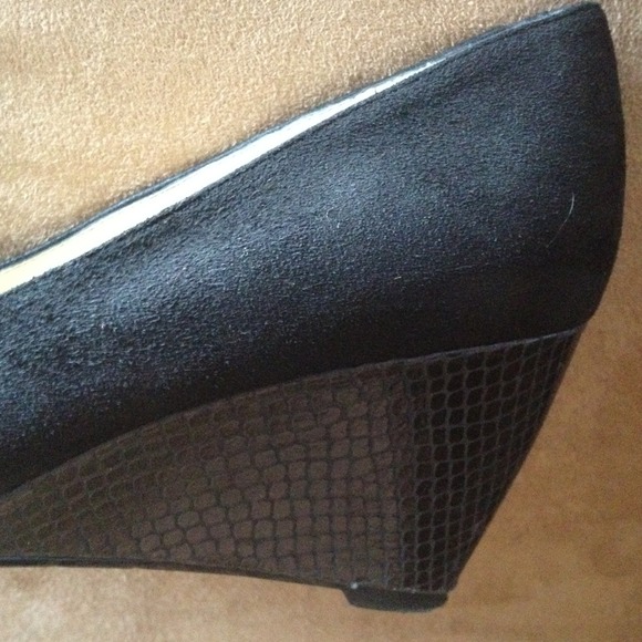 Black suede shoes with alligator wedge heel - Picture 3 of 4