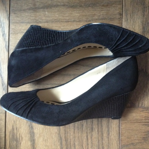 Black suede shoes with alligator wedge heel - Picture 4 of 4