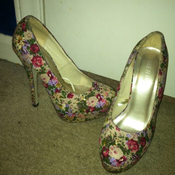 〰 Sold Forever 21 floral heels🔚
