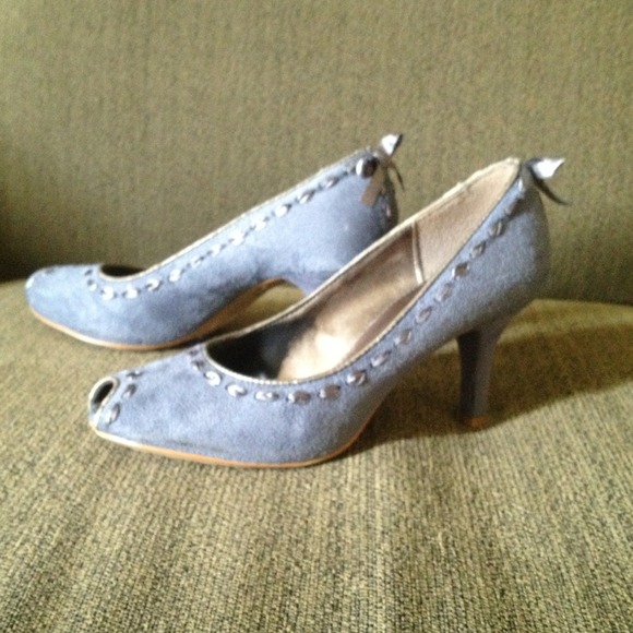 Adorable blue faux-suade pumps