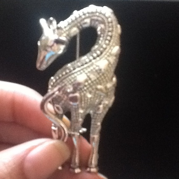 Silver giraffe pin