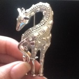 Silver giraffe pin