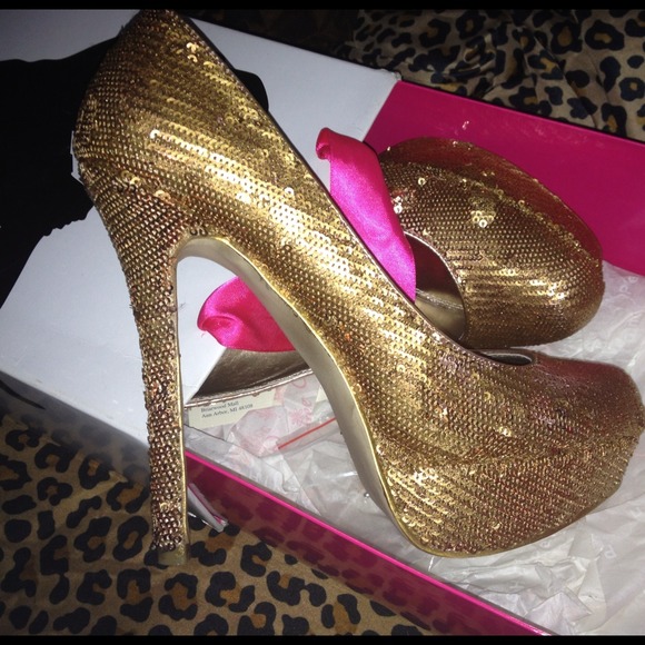 Steve Madden Shoes - ***Reduced***Steve Madden - bev gold sequin