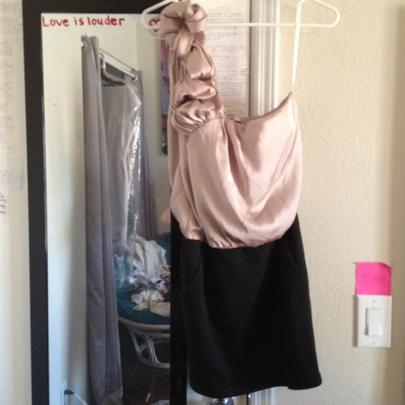 One-shoulder pale pink&black dress!