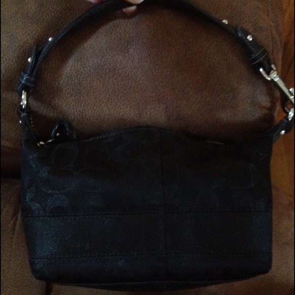 Black coach purse :)