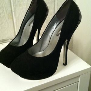 Black pump heel