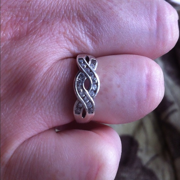 ✨Reduced✨Sterling silver CZ twist ring size 7.5 - Picture 2 of 2