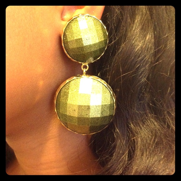 🌸SOLD!🌸 Amrita Singh Olive fashion earrings