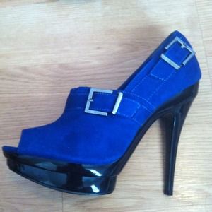 HOT! Blue and black peep toe pump!! ⚡reduced⚡