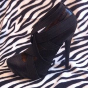 Sexy strapped black pump