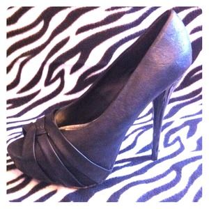Black peep toe pump!!