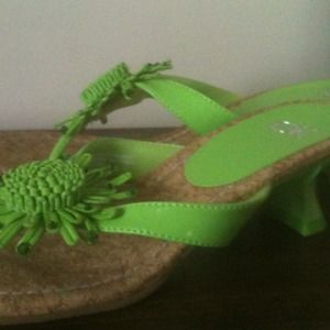 Super cute lime green flower accent kitten heels.