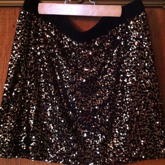 NWT!! Black and gold sequin mini! Size L - Picture 2 of 3