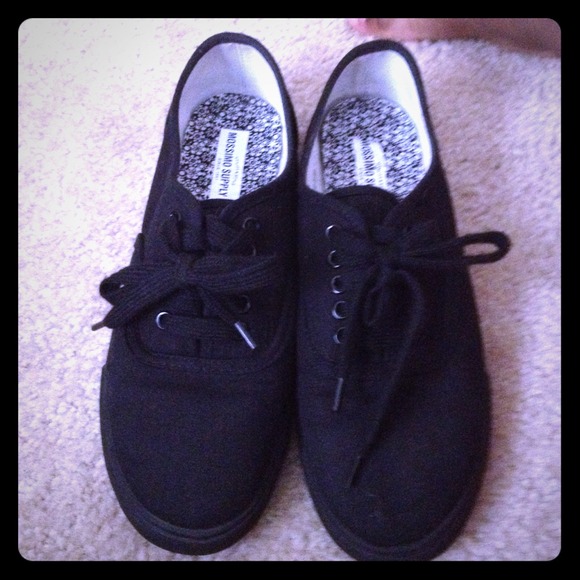 Throw back lace ups