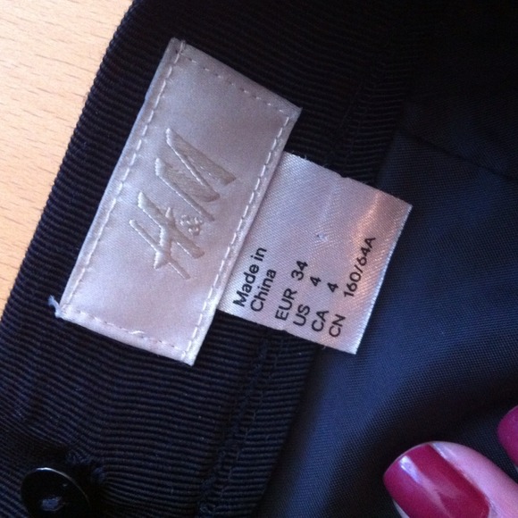 SOLD. H&M Polka dot skirt - Picture 3 of 3