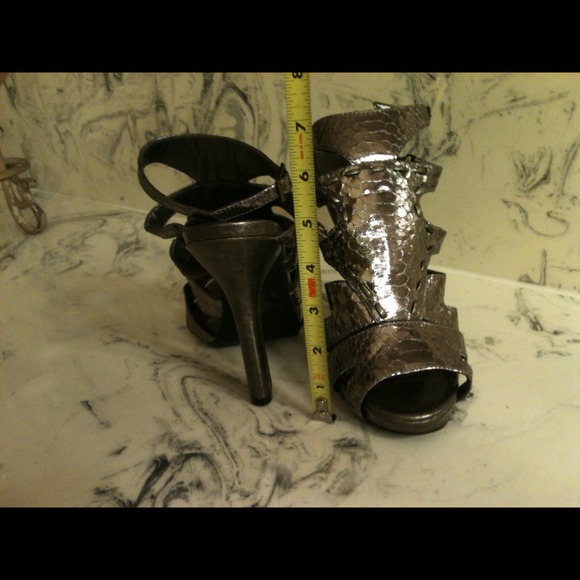 Size 9 metallic stiletto - Picture 2 of 2