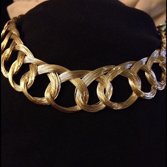 HANDCRAFTED WIRE NECKLACE GOLD