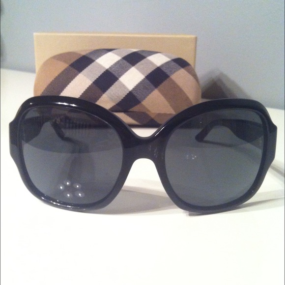 🚫SOLD🚫 Burberry BE4058 Sunglasses - Picture 2 of 4