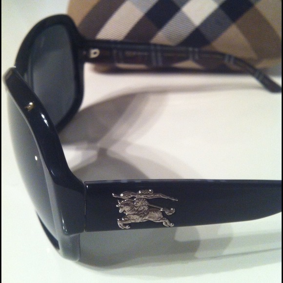 🚫SOLD🚫 Burberry BE4058 Sunglasses - Picture 3 of 4