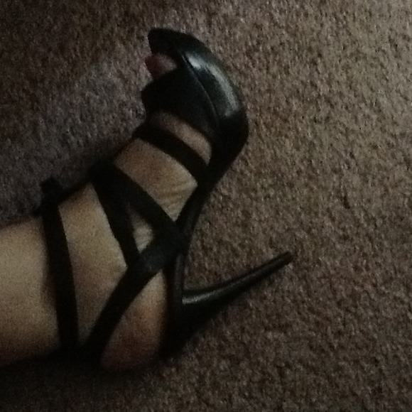 Guess platform pumps