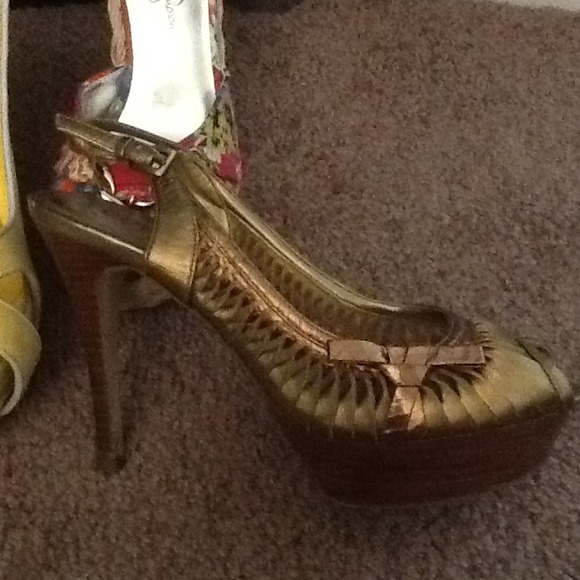 Guess gold platforms