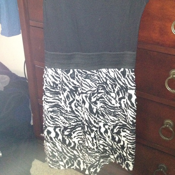 Zebra print and black cap sleeve dress. - Picture 2 of 2