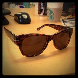 Tiger print wayfarer style sunglasses