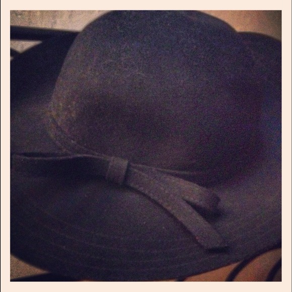 Black wool hat with bow detail