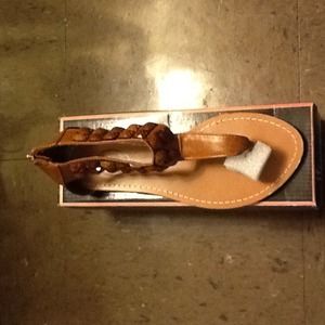 ~REDUCED~Band New sandal with jewels