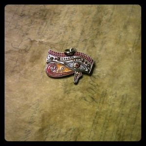 Never used this charm time to pass it on 💙💜💚❤