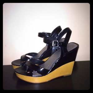 Nine West black and gold wedges