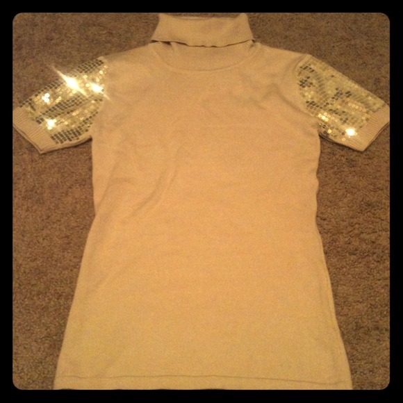 Adorable short sleeve turtle neck top.