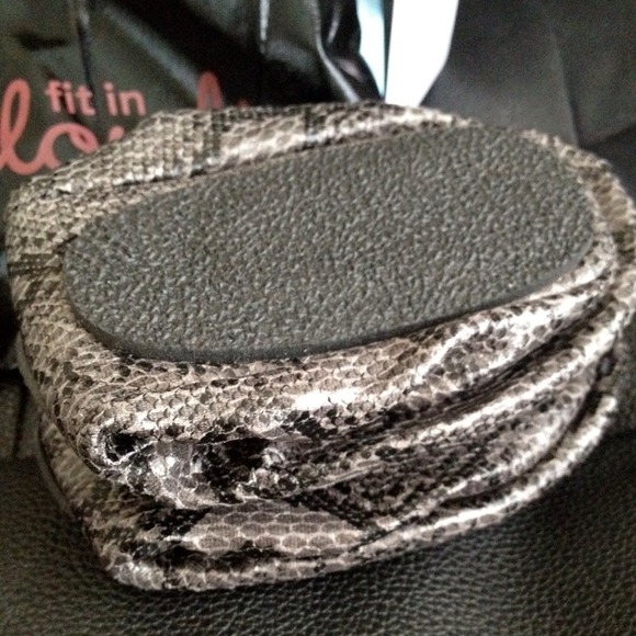 Snake Skin Foldable Shoes - Picture 1 of 4