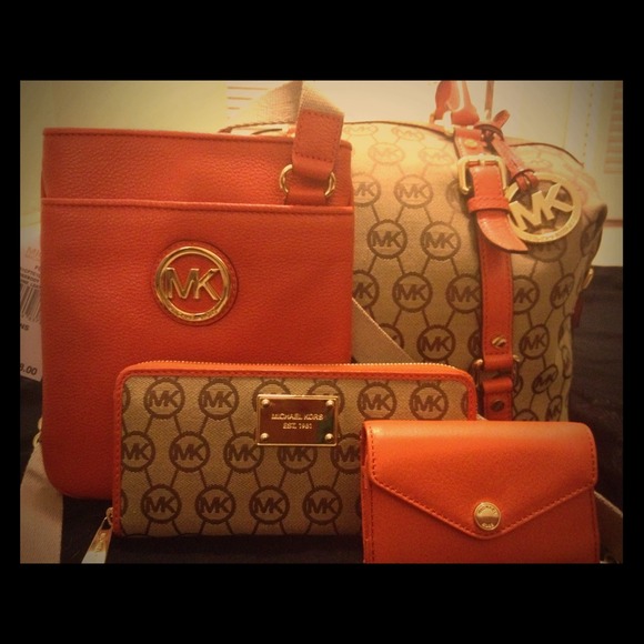 SORRY LADIES CROSSBODY & WRISTLET ARE SOLD...