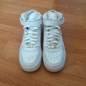 Mid's NIKE airforce one reserved for @nbmissygirl