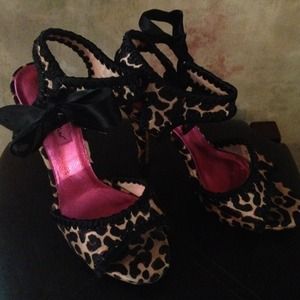 🌹Betsey Johnson Leopard shoes, size 6.5, Bow Tie.