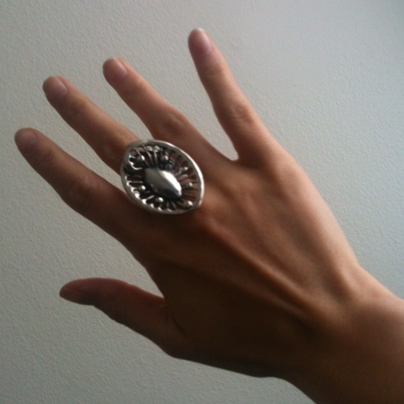 Large silver ring! - Picture 2 of 2