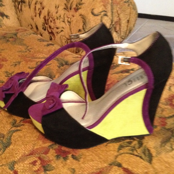 Size 11 Color Blocked Wedges