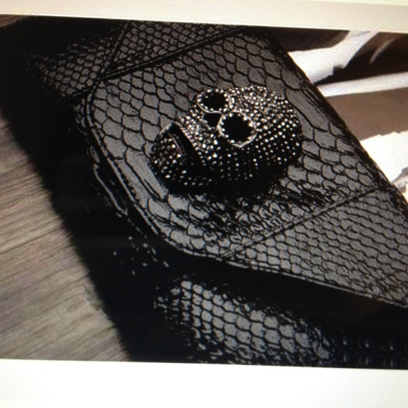Brand new skull clutch - Picture 2 of 3