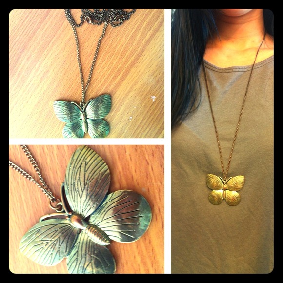 ❌SOLD❌butterfly necklace