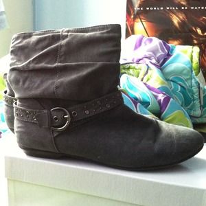 Cute grey pair of ankle booties!