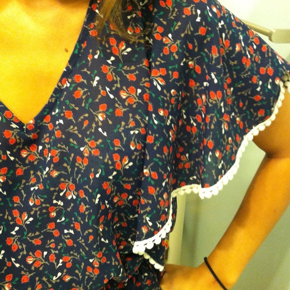 〰 Sold Forever 21 blouse🔚 - Picture 2 of 4