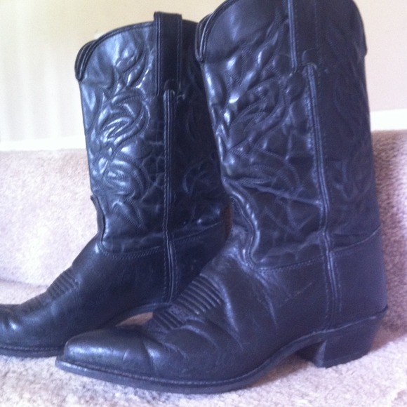 Black cowgirl boots