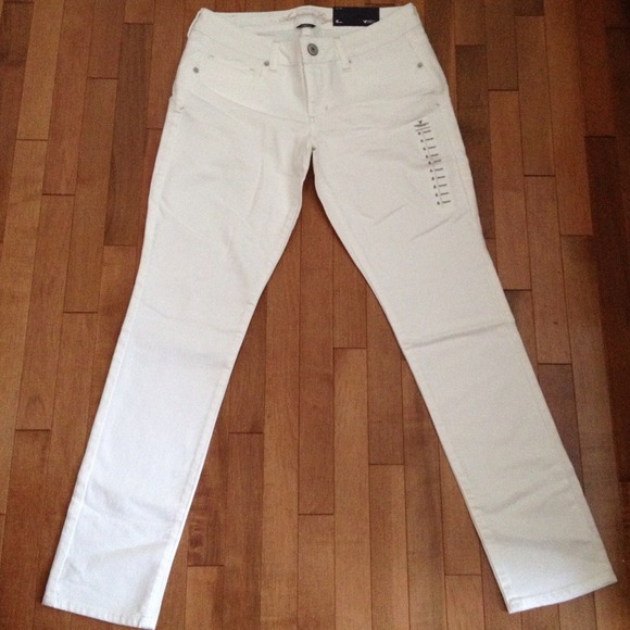 *SOLD* American Eagle skinny jeans - white